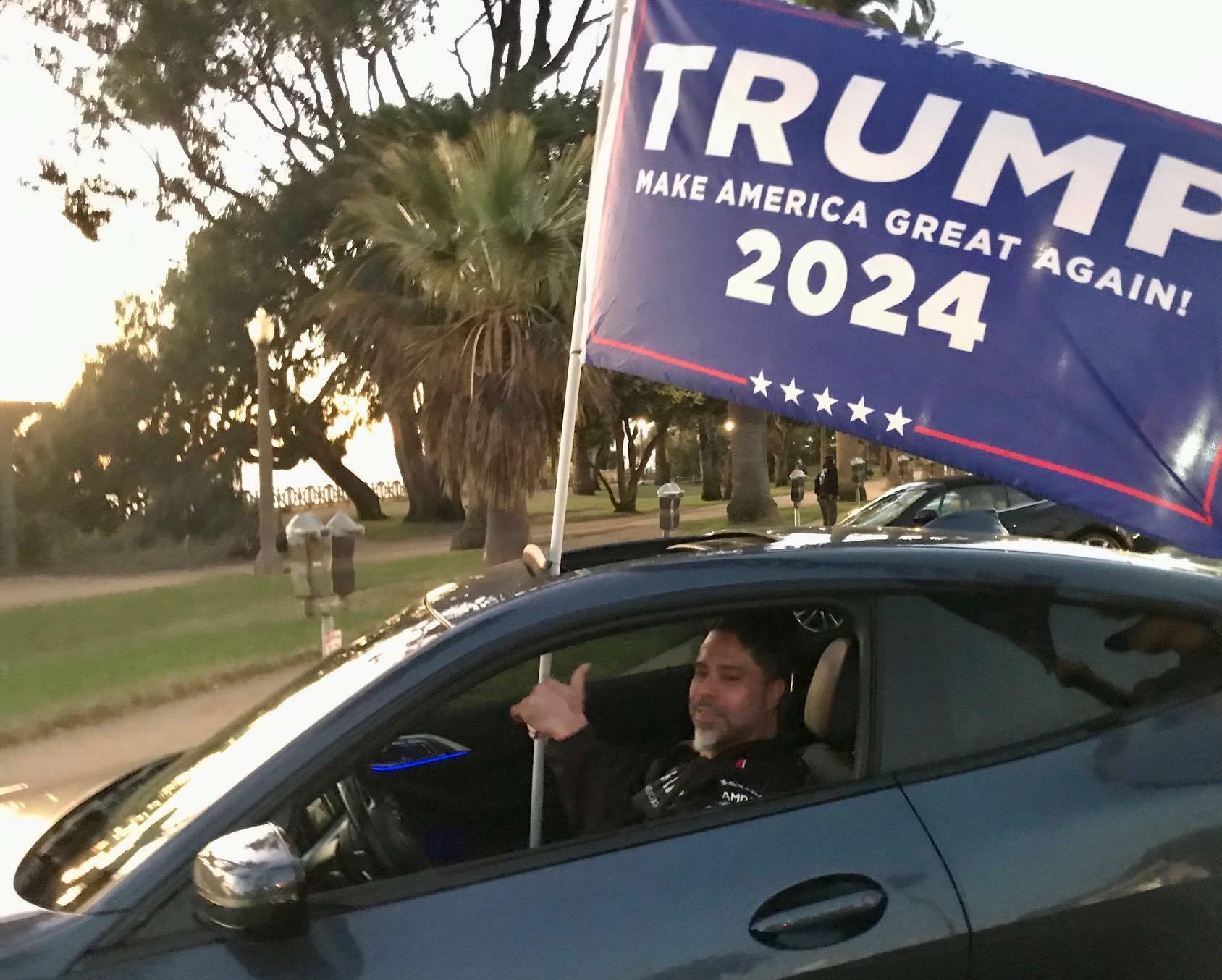 ロサンゼルスでもリベラルな地域であるサンタモニカの公園で、TRUMP旗を掲げて、トランプ氏を応援していたヒスパニック系のパブロさん。筆者撮影