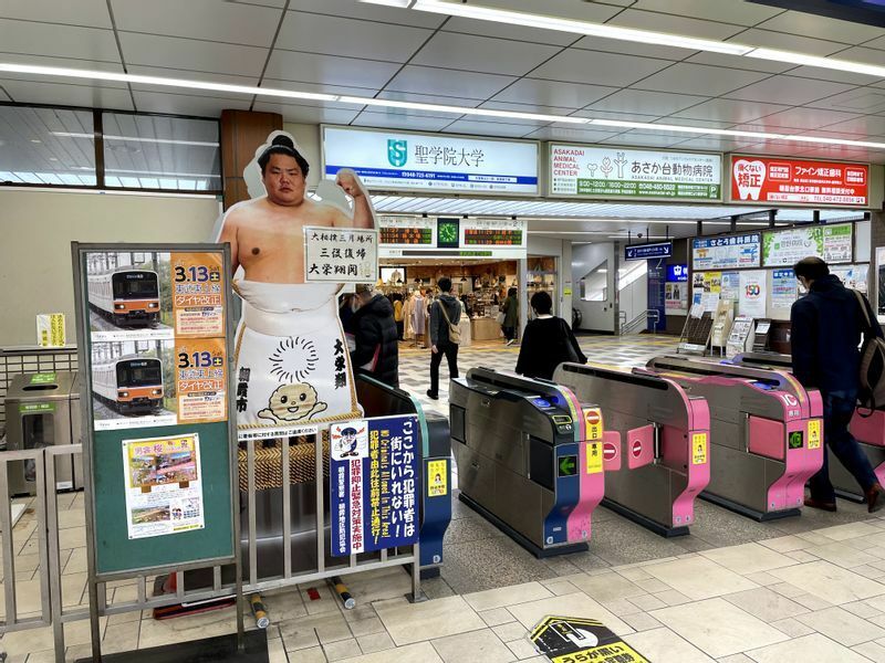 東武東上線・朝霞駅に飾られている大栄翔のパネル（写真はすべて筆者撮影）