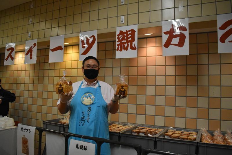 芝田山親方の新しい売店で食パンを売る高崎親方（写真：筆者撮影）