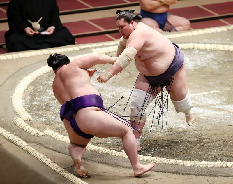 力強い相撲でただ一人5連勝の大関・照ノ富士（写真：日刊スポーツ/アフロ）