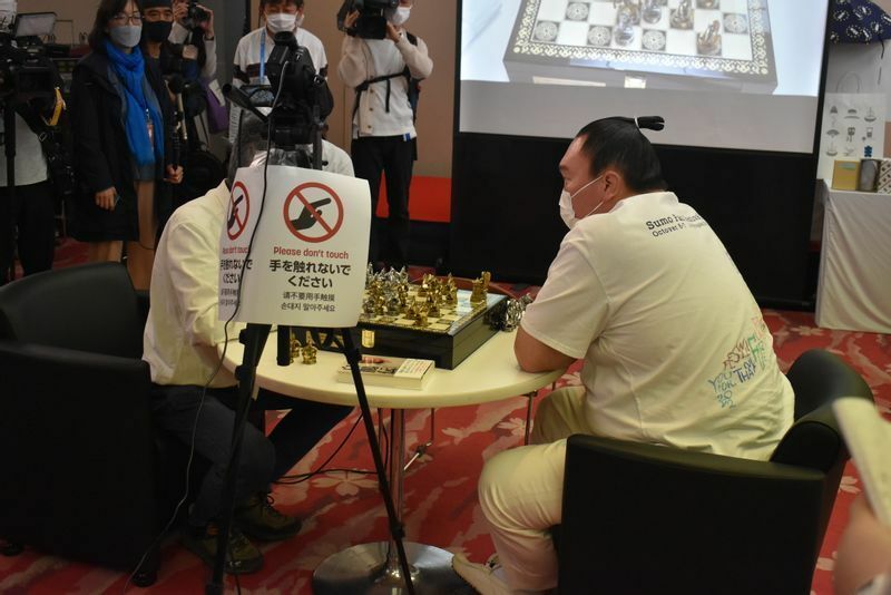 宮城野親方（元横綱白鵬）とチェスができるコーナー。親方はコロナ禍でチェスを再開。モンゴルの大統領にチェス盤をもらったと言い「モンゴルのビショップはフタコブラクダなんです」と説明