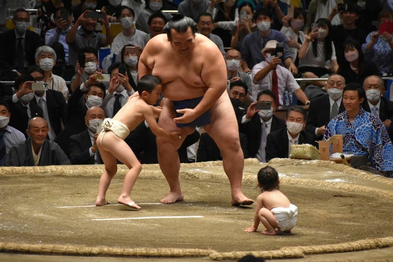 「最後の相撲」では、二人の息子さんと取組を披露した（写真：筆者撮影）