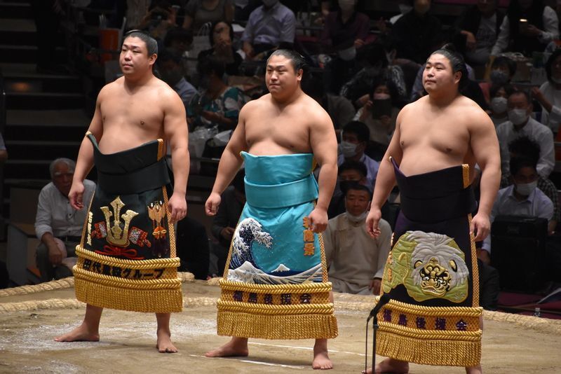 荒汐親方の断髪式では、長男の若隆元（左）と共に3兄弟で化粧まわし姿を披露した（写真：筆者撮影）