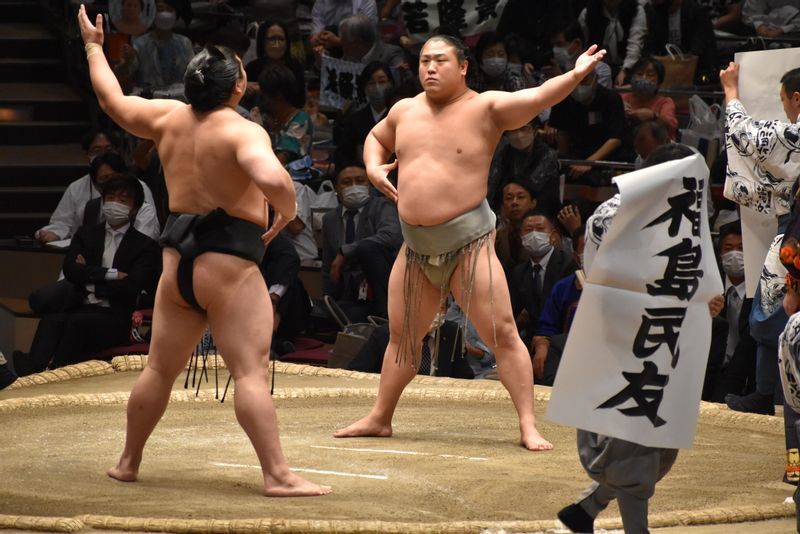 性格は真逆の二人。写真は荒汐親方の引退相撲で兄弟対決をしたとき(写真:筆者撮影)