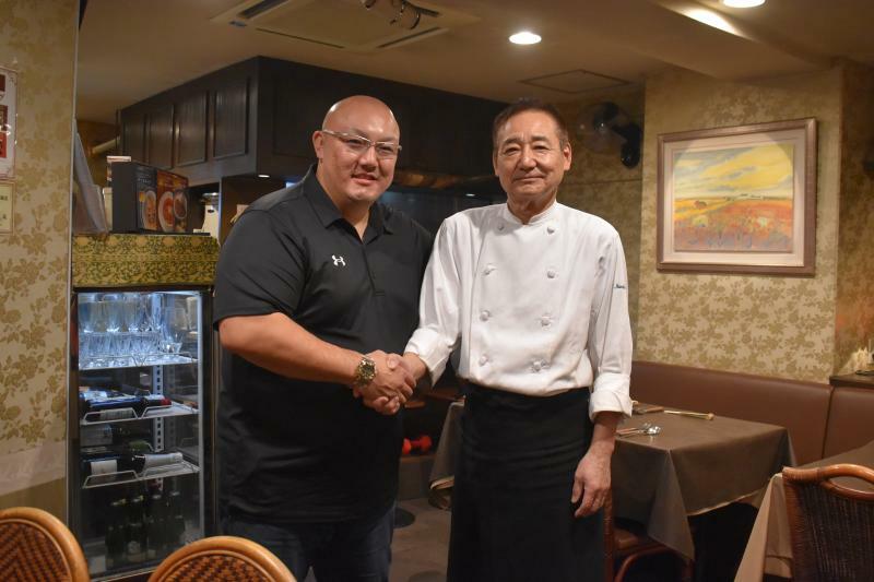 食事の後、親方の「九州のお父さん」こと店主の川上さん（写真右）と。ごちそうさまでした