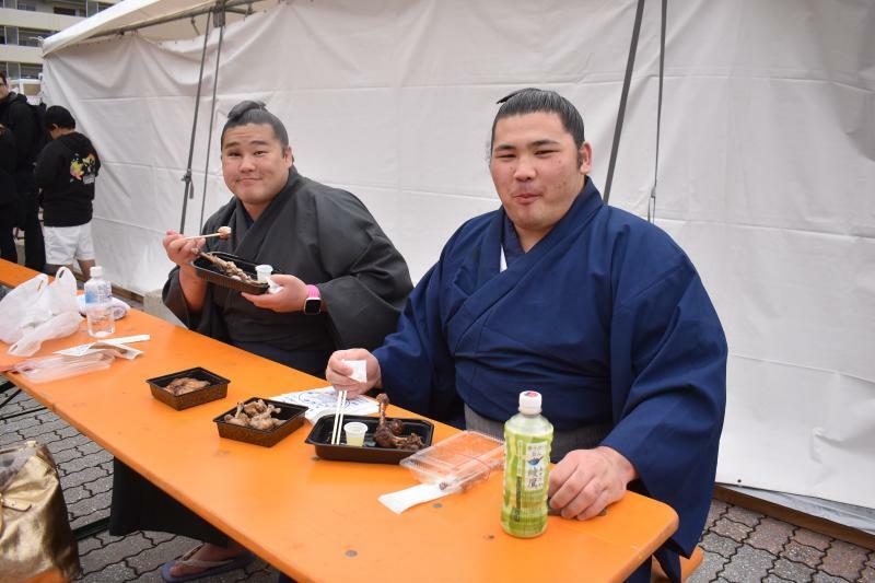 外のキッチンカーは例年同様盛況で、今年は食べにくるお相撲さんたちの姿も見られた