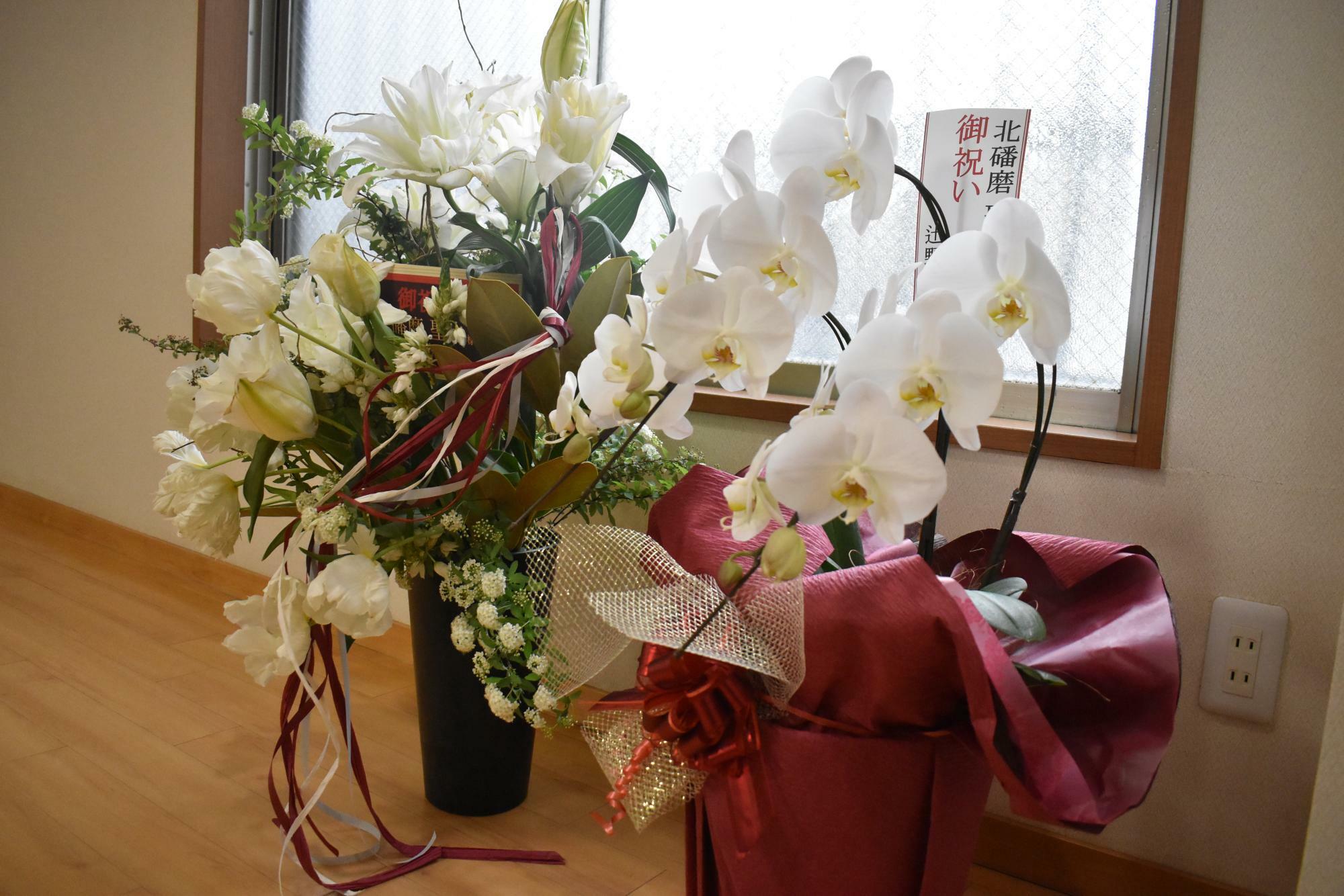 部屋には再十両のお祝いの花が飾られていた