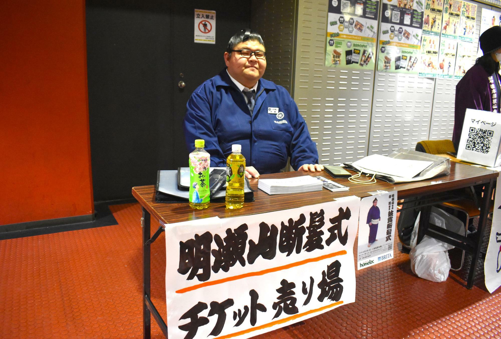 大阪場所の会場で断髪式のチケットを売る井筒親方（写真：筆者撮影）