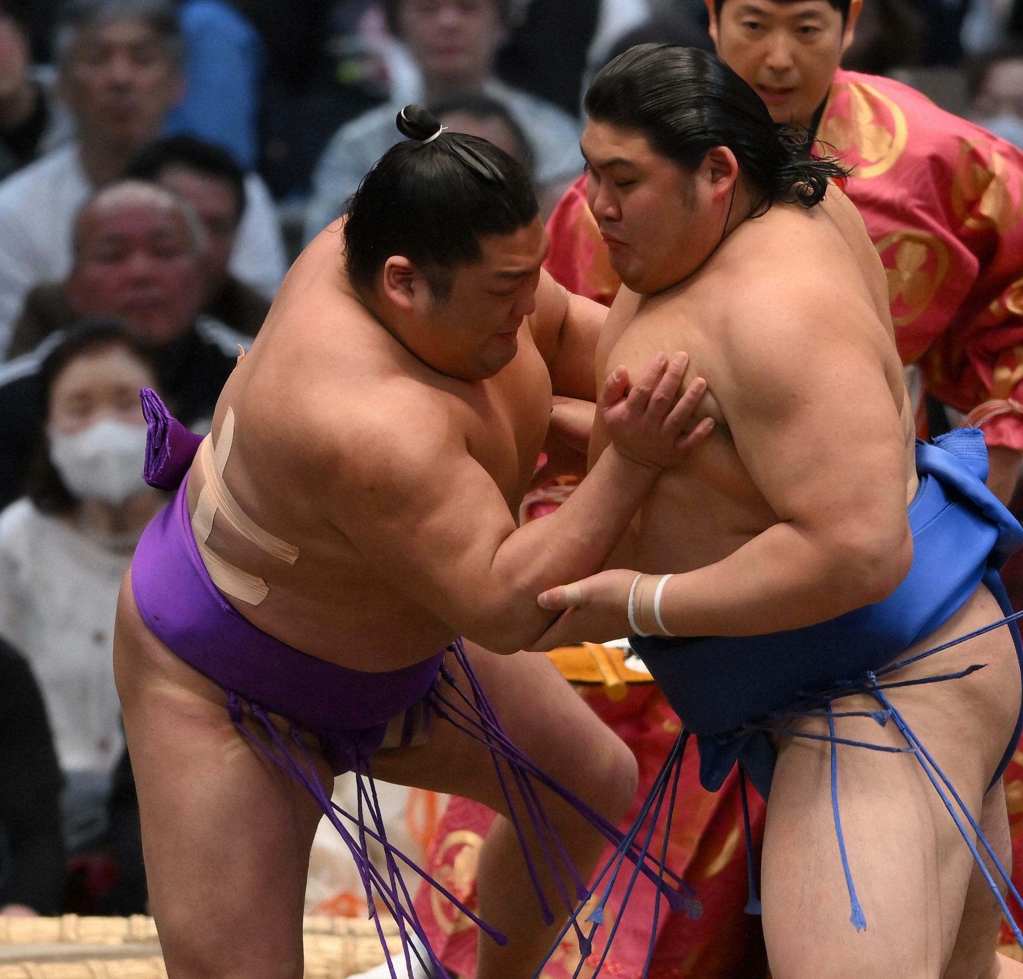 今場所を盛り上げた大の里（写真右）とは10日目に対戦し、勝利（写真：毎日新聞社/アフロ）