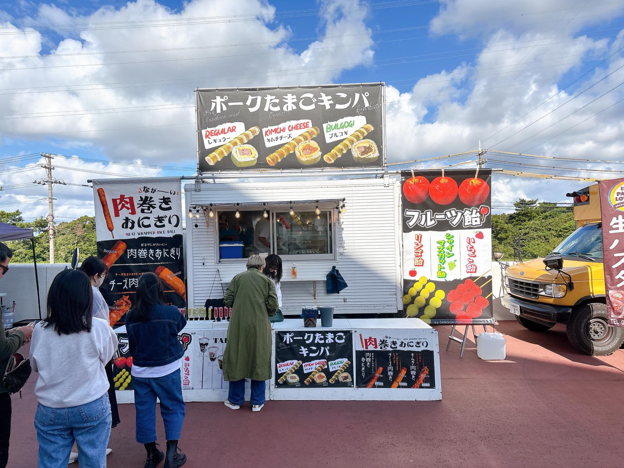 会場の外にはキッチンカーがずらり。ポークたまごなど沖縄らしいものもあり、昼過ぎには力士たちも並んでおやつを買っていた