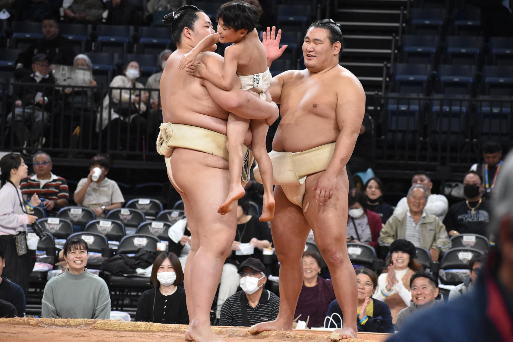 地元の子どもと触れ合う琴櫻（写真左）と豊昇龍