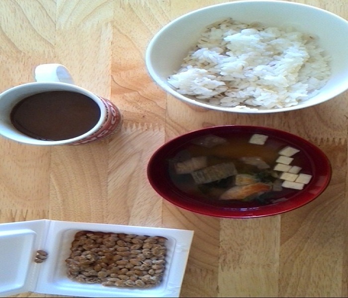 Sさんの朝食、冷蔵庫にいれている納豆、もしくは玉子、この日は納豆DAY　むぎごはん