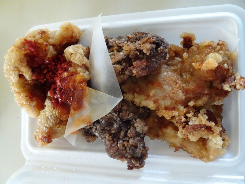 赤(コクのある辛味噌)黒(秘伝の黒醤油)白(塩麹と極出汁)いずれも1個99円106円(筆者撮影)