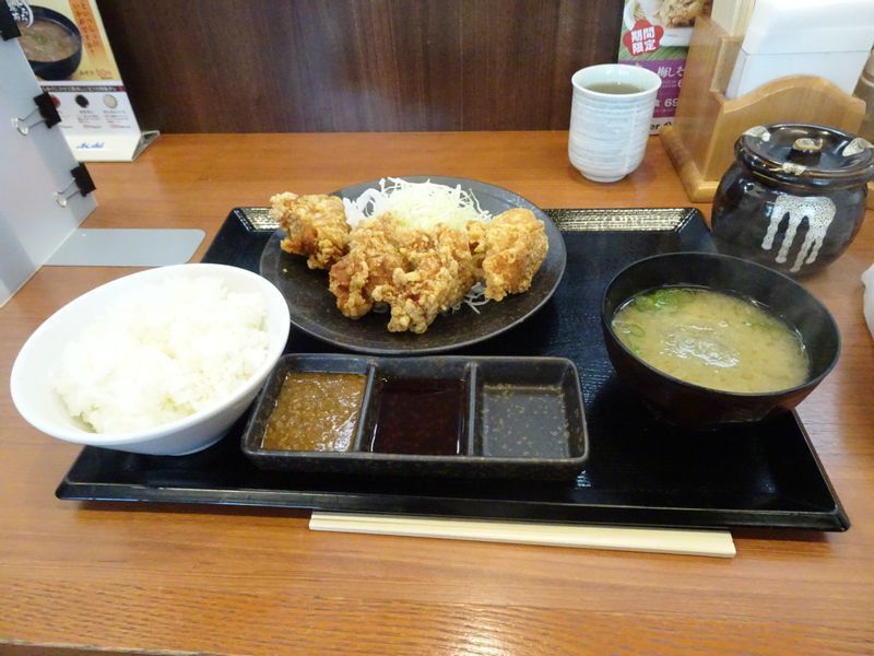 からやま定食699円税込み759円　出来立てはカリカリで非常にやさしい味でたべやすい（筆者撮影）。