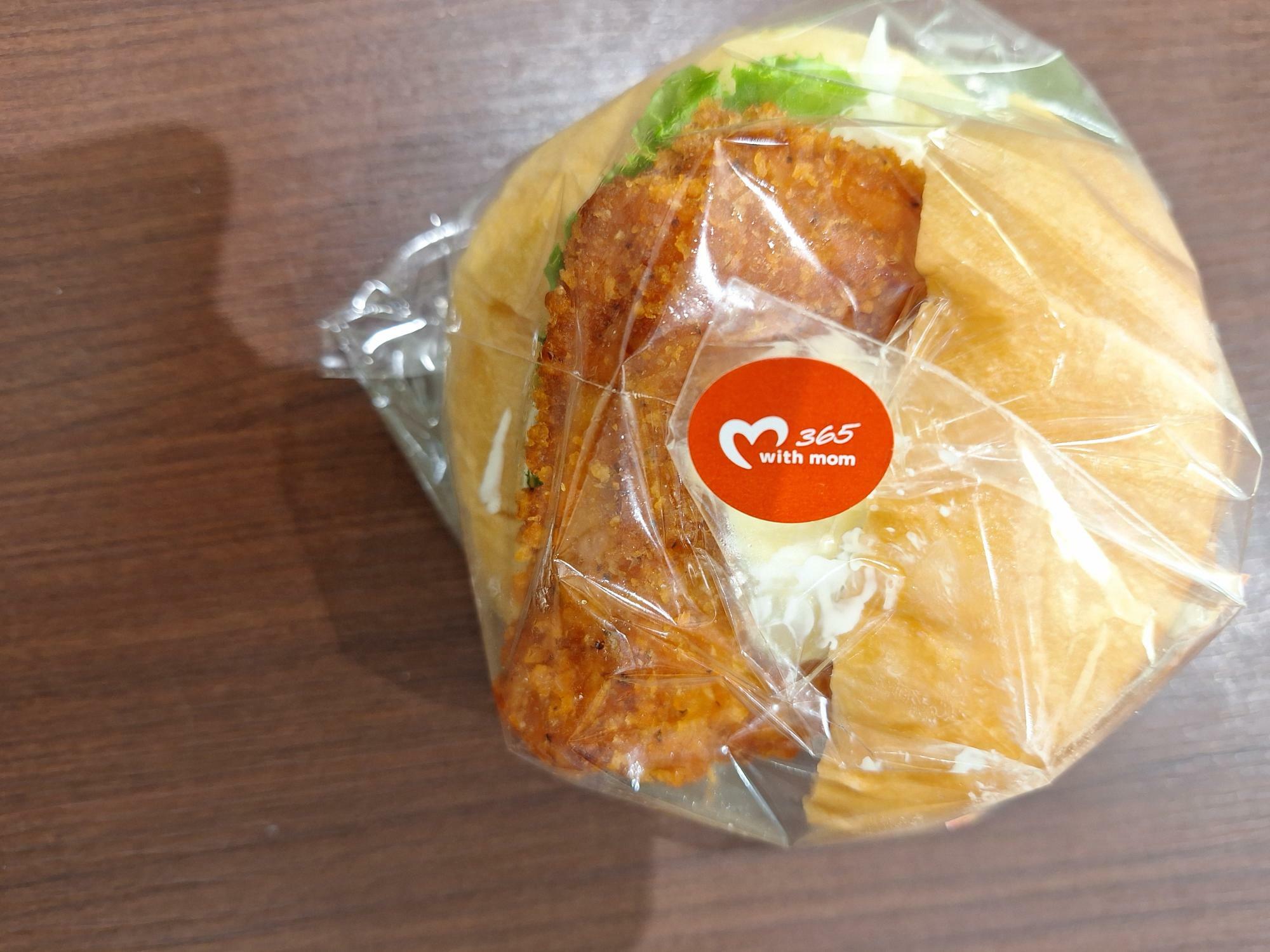 ヨークベニマル「うま辛チキンバーガー」本体価格320円（筆者撮影）。