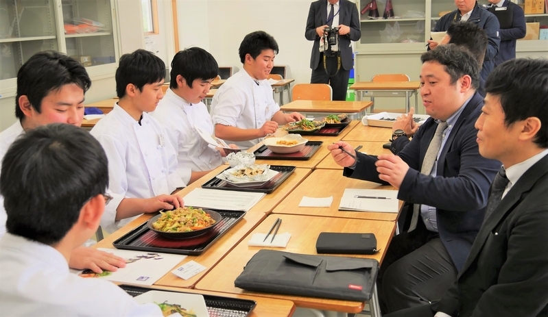 （授業のなかで、メニューについて話し合う高校生と大戸屋社員）