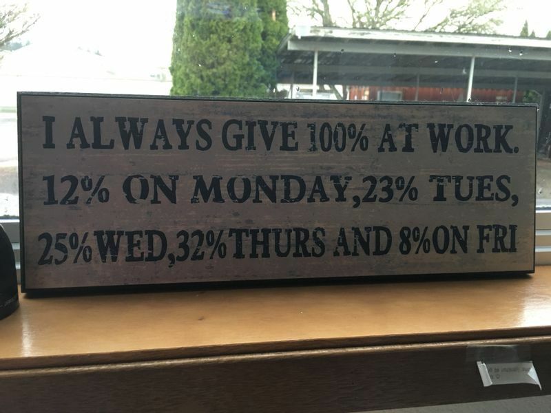 ナーセリーに掲げられた看板。「1週間で100％の働きをしよう！」という意味。働き方・考え方がユニークで感動したと言う（中川裕史さん撮影）