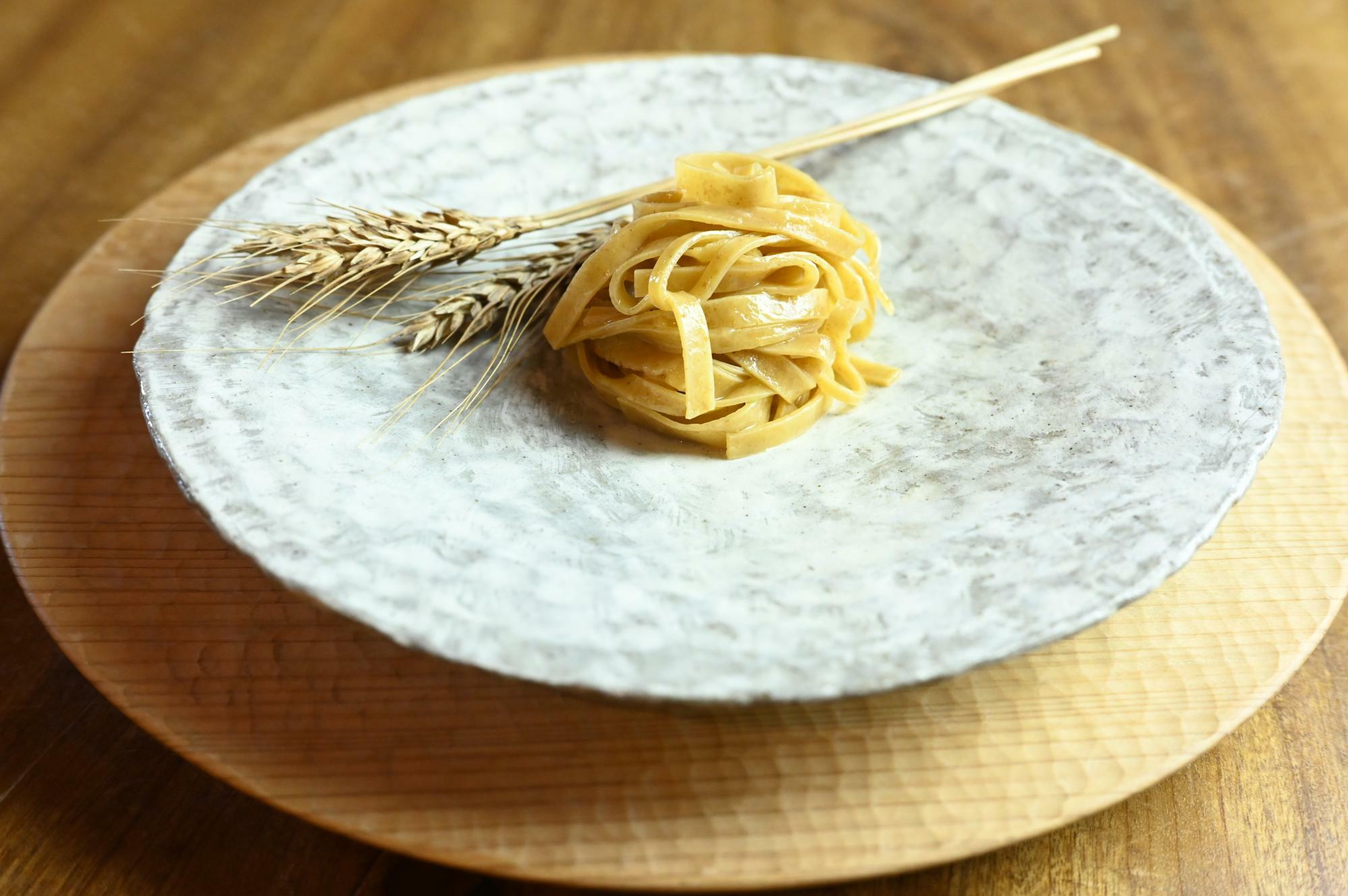 新麦の時期には、あえて何も加えない手打ちパスタ「素パスタ」（コースの一例）。器は「Tourner」（菊池市）／（筆者撮影）