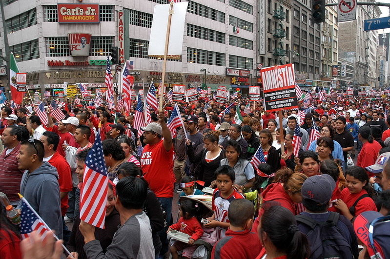 2007年にロサンゼルス市内で行われたヒスパニック系市民らによるデモ。子どもやベビーカーを押しながら参加する女性の姿も見える（筆者撮影）