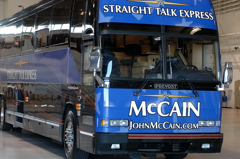 2008年の大統領選でマケイン陣営が使っていたバス。前面の「STRAIGHT TALK」の文字は「歯に衣着せぬ物言い」といった意味で、マケイン氏の性格をよく表している（筆者撮影）