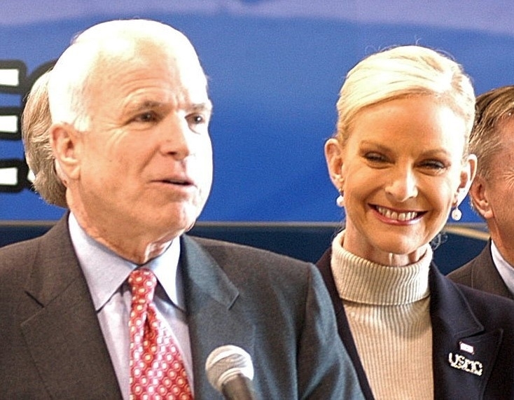 2008年の大統領選挙に立候補した時のジョン・マケイン氏とシンディ夫人（筆者撮影）