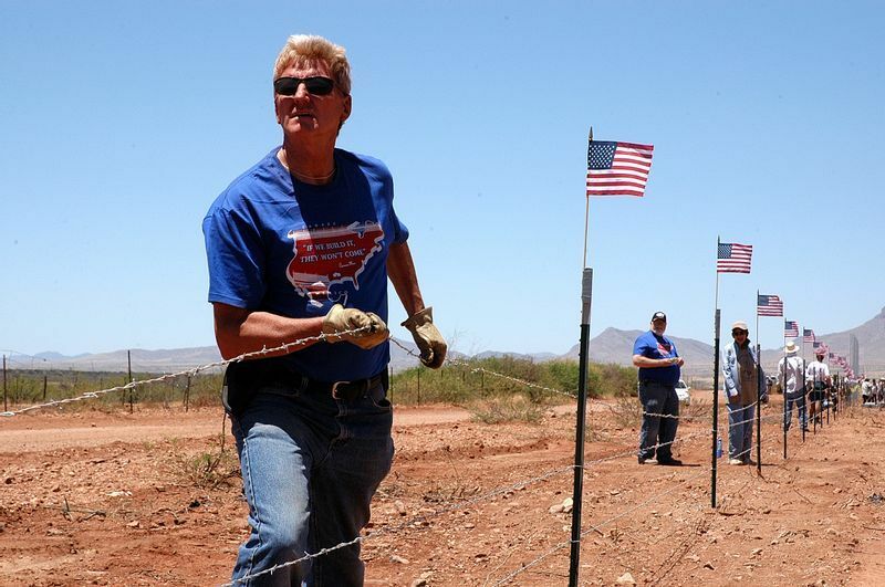 メキシコとの国境沿いに不法侵入防止のための柵を自分たちの手で建てようとしている住民（米アリゾナ州、2006年、筆者撮影）