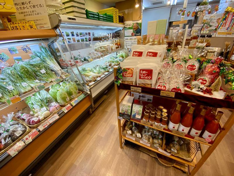 東京都目黒区にある「自然栽培の仲間たち」は全国から仕入れた自然栽培の農産物を販売する（筆者撮影）