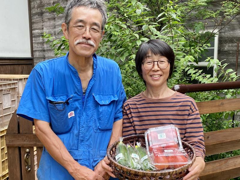 約50種類もの有機野菜を作っている中務喜紹さんと妻の憲子さん（筆者撮影）