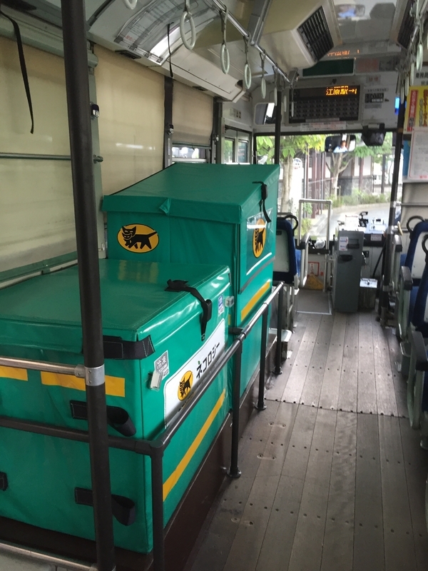 筆者撮影：少しでも収入を増やすためにクロネコヤマトの宅急便を運ぶ豊岡市を走る地元バス