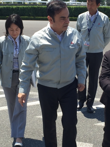 筆者撮影：三菱自動車岡崎製作所を訪問したゴーン氏は現場の社員とも議論をした（2017年4月）