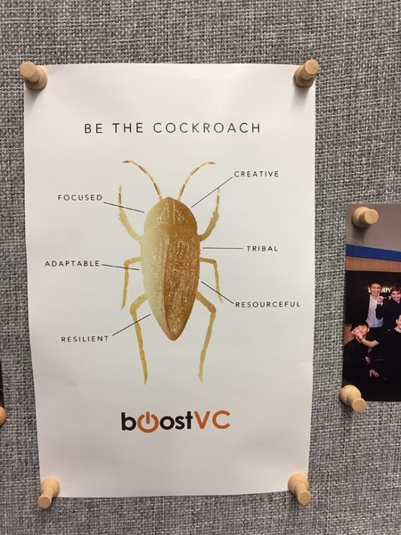シリコンバレーのオフィスに貼られていたゴキブリからのメッセージ（筆者撮影）