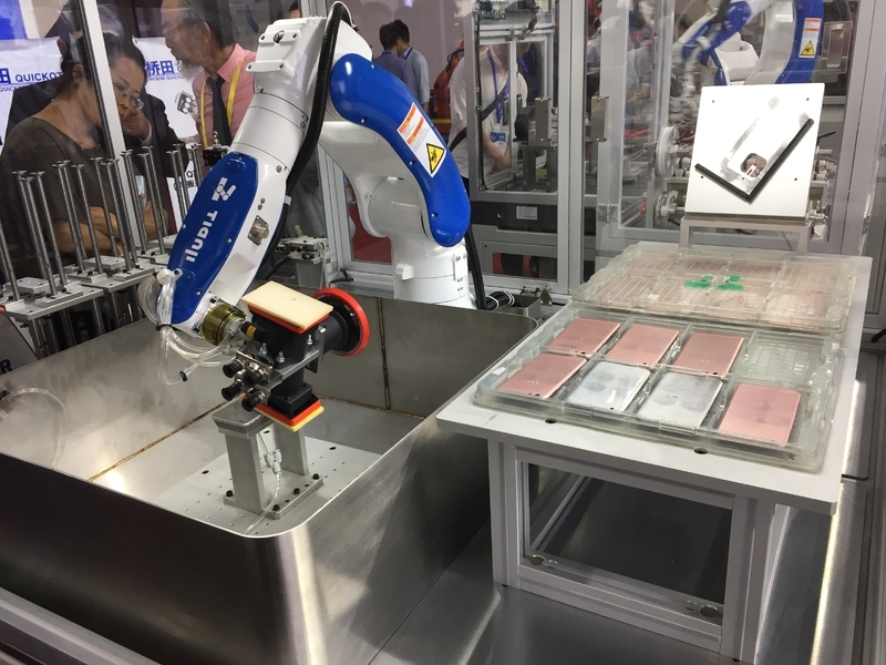 深センでの展示会に出品された日本ではあまり見ないスマートフォン部品専用の加工ロボット。労働力不足を背景にいかに早く加工できるか生産性を高めるためのロボット開発が求められる（筆者撮影）