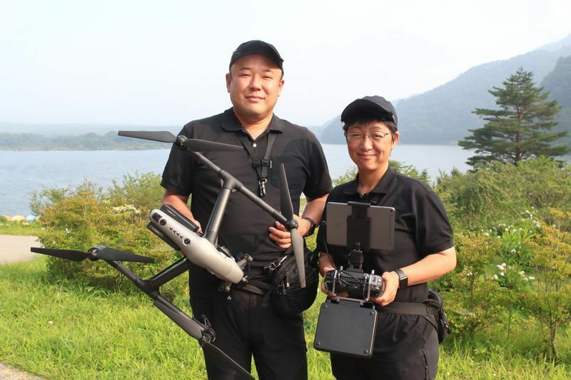富士山ドローンベースの渡邉氏（左）、同・安全運行管理者の渡邉さゆり氏（右）。写真撮影筆者