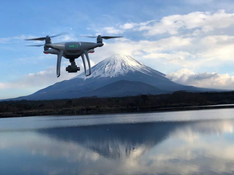 富士山をバックに富士五湖の上を飛行するドローン：写真撮影：渡邉秋男（富士山ドローンベース）