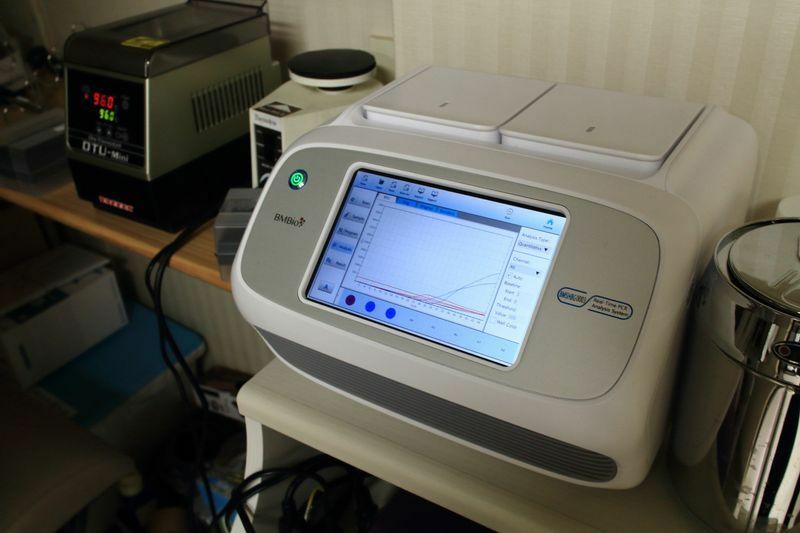 内山氏の診察室にあるPCR検査機。検体を手動で検査するものだが、鼻スワブで検体を採取し、医院ですぐに結果がわかる迅速性も重要という。写真撮影筆者