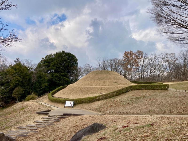 奈良県高市郡明日香村（国営飛鳥歴史公園内）にある高松塚古墳。二段式の円墳で終末期古墳とされる。写真撮影筆者。