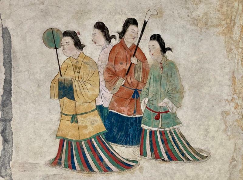 左襟になっている女性の衣装（再現模造模写）　画像提供：高松塚壁画館