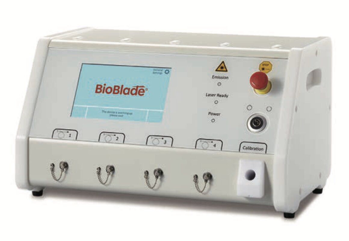 近赤外線を発生させる装置（BioBladeレーザシステム）。楽天メディカル提供