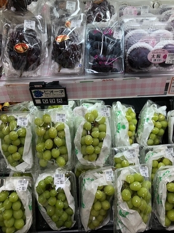 筆者撮影　スーパーマーケットにブドウが並んでいます。