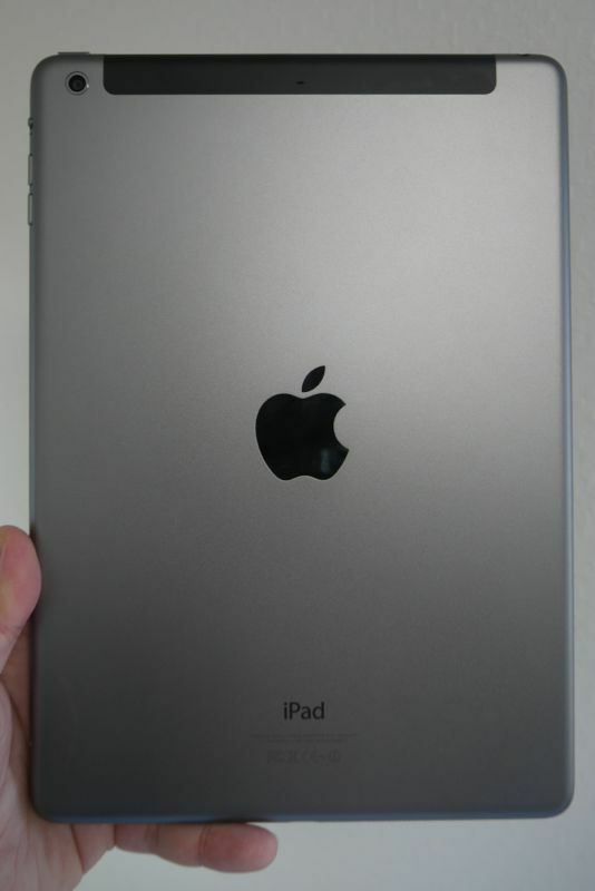 背面はグレーとなっており、iPhone 5sに近いデザインだ