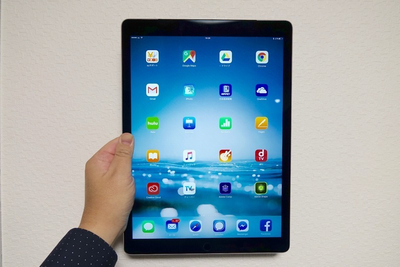 iPad Proは700gを超えるだけに片手で持ち歩くのはややつらい
