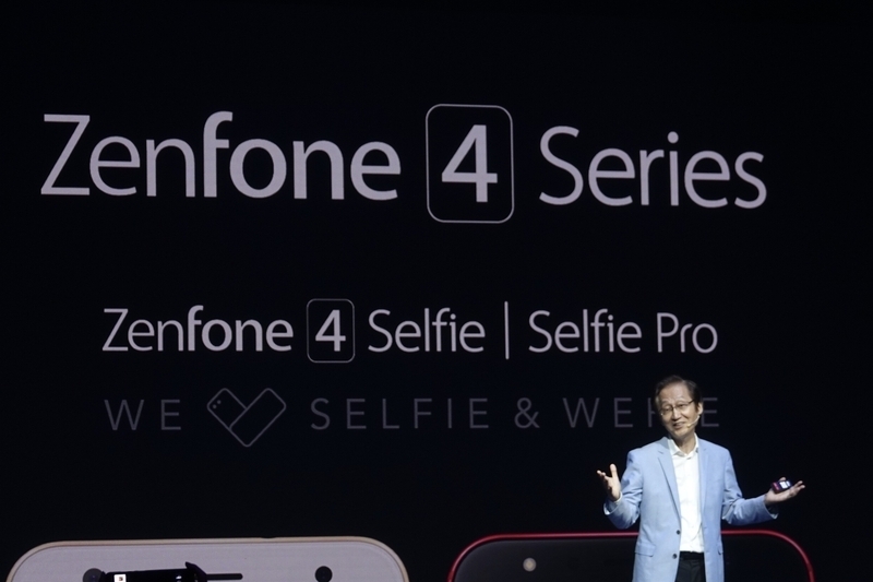 台湾の新製品発表会でZenfone4 selfie Proを披露したジョニー会長
