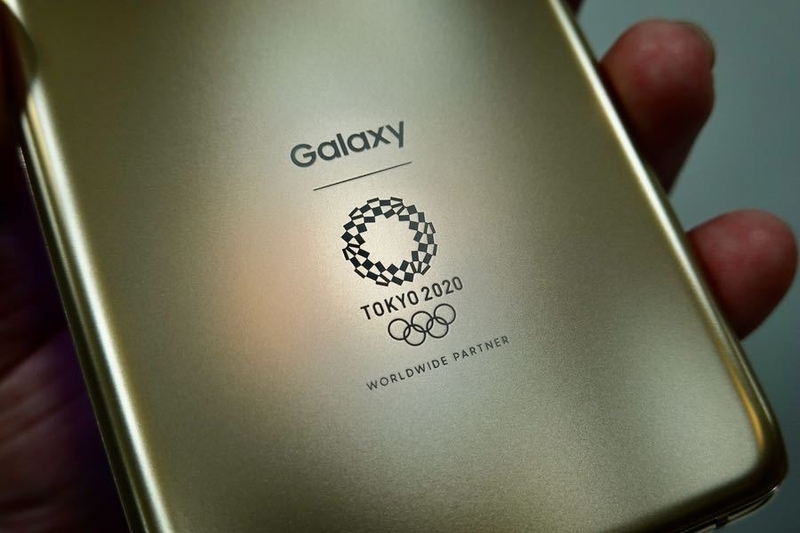 サムスン電子「Galaxy S20 +」の東京オリンピックエディションはゴールドカラーで背面にロゴがあしらわれている。