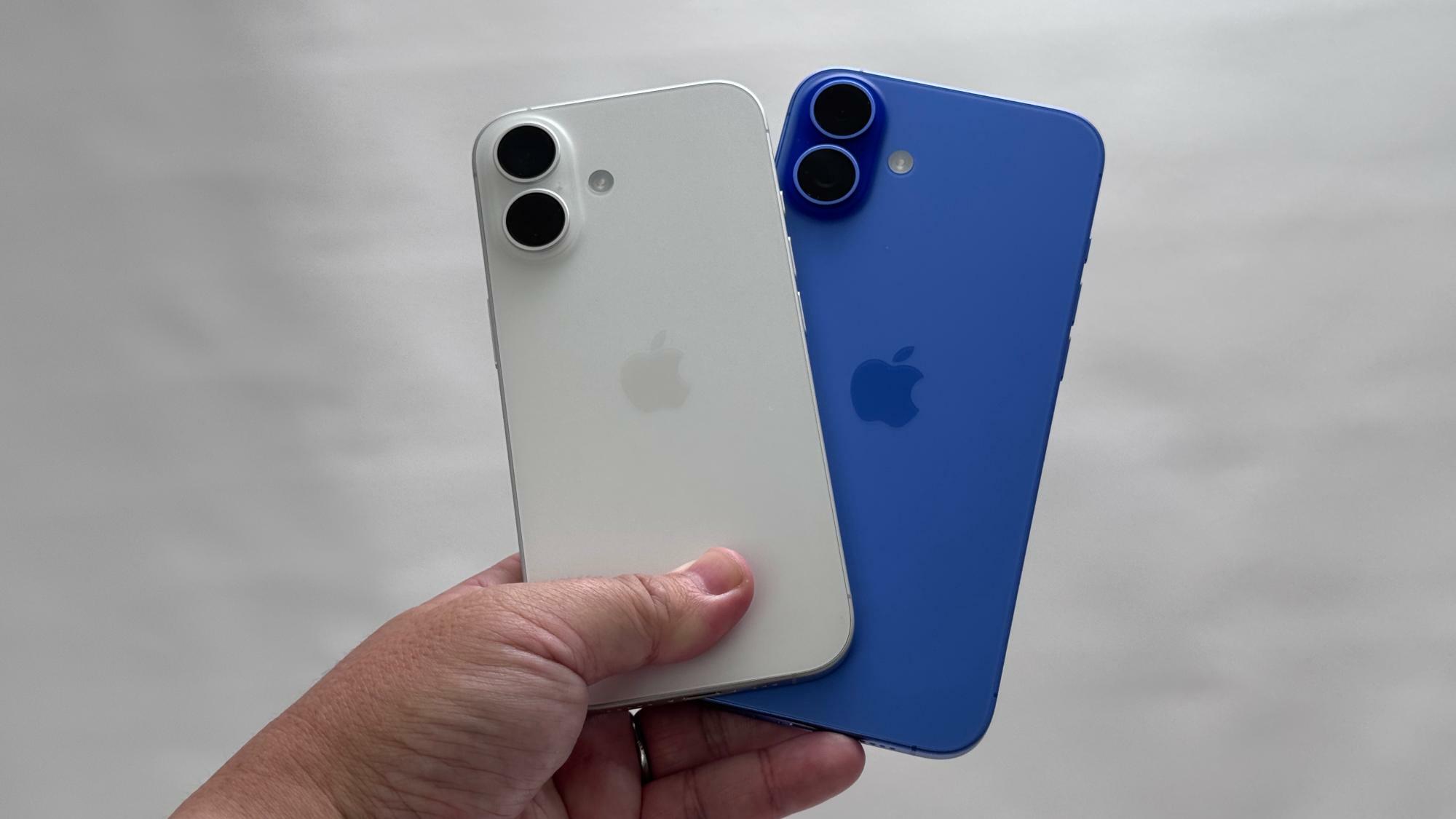 iPhone 16（写真左）とiPhone 16 Plus