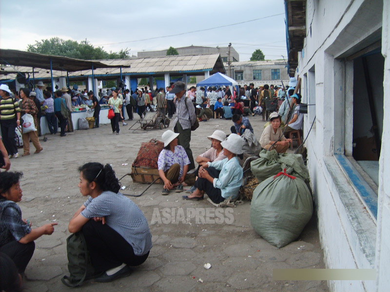 大荷物を抱えて商売に勤しむ平壌の女性たち。寺洞区域の松新市場で(2008年)。
