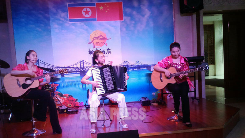ショータイムに歌を披露する北朝鮮食堂の従業員。2013年7月延吉市にて