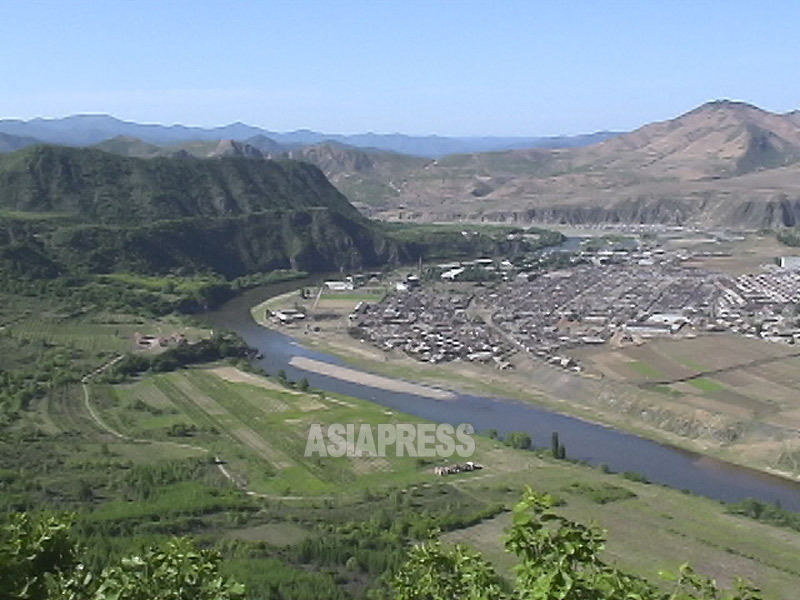 豆満江を挟んで左側が中国、右側が北朝鮮。差は歴然だ。2004年6月石丸次郎撮影