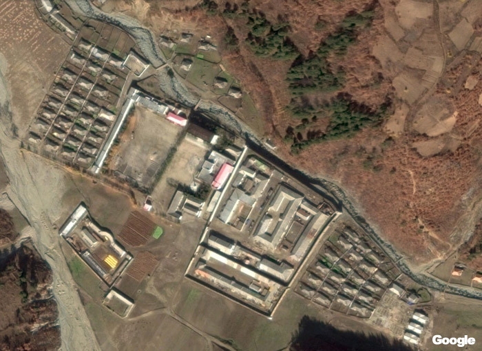 全巨里教化所の衛星写真。中央部が収容棟(グーグルアース)
