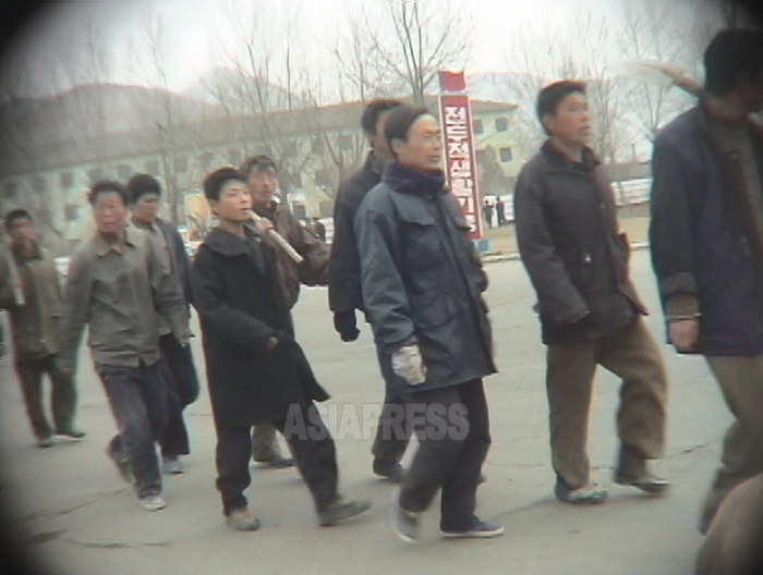 (参考写真)これは短期強制労働キャンプの「労働鍛錬隊」の収容者が、隊列を組んで労働現場に向かわされるところ。2005年6月咸鏡北道清津市にて撮影リ・ジュン(アジアプレス)
