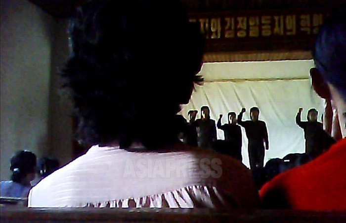 女性組織で行われた金正恩氏の偉大性宣伝のための政治学習会の様子。2013年8月北部地域で撮影「ミンドゥルレ」（アジアプレス）